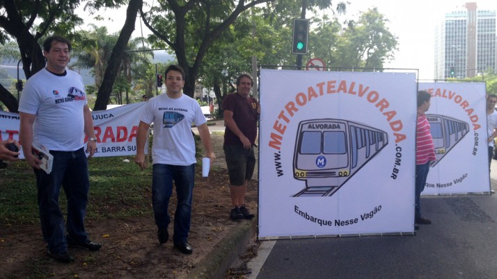 Caiado participa de manifestação em prol da extensão da Linha 4 até o Alvorada