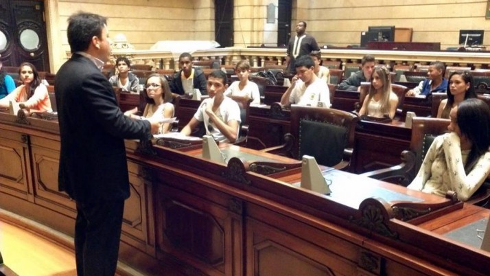 Em visita à Câmara, alunos do colégio Girassol assistem palestra com Caiado