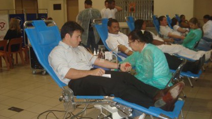 Vereador participa de campanha de doação de sangue