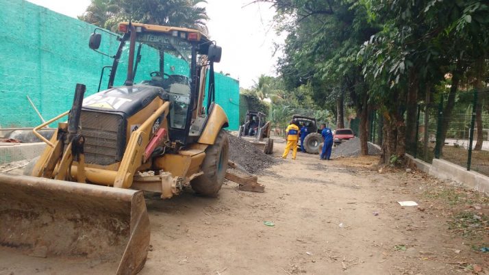 Moradores da Estrada do Quitite, no Anil, em Jacarepaguá, pedem redução de 20m para 6m entre as caixas de esgoto