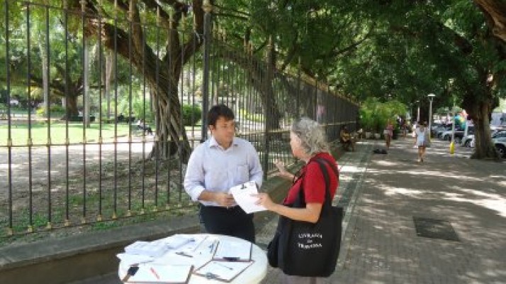 Caiado recolhe assinaturas em Ipanema para preservação de praça