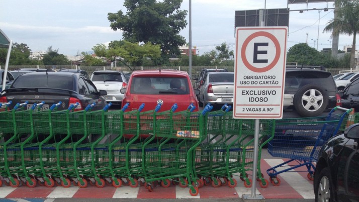 Projeto de lei reduz de 65 para 60 anos a gratuidade de estacionamento para idosos no Rio