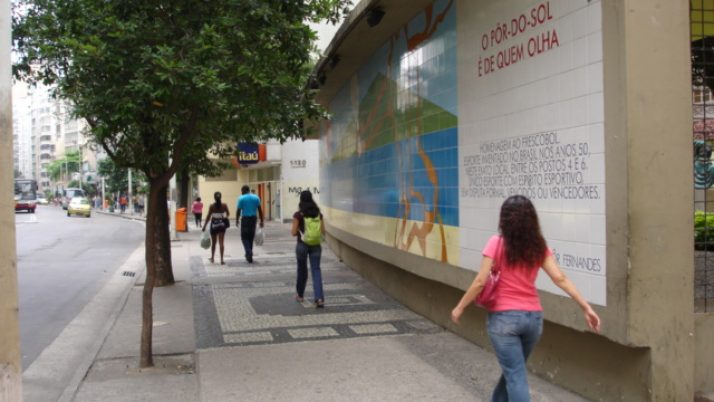 Vereador Caiado vai ao MP pela remoção do muro da Praça Sarah Kubitscheck, preservando o painel de Millôr Fernandes