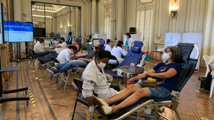 Mutirão de doação de sangue na Câmara coleta 113 bolsas e bate recorde de campanhas no legislativo municipal