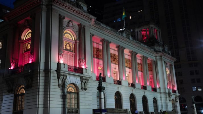 Outubro Rosa: Palácio Pedro Ernesto ganha iluminação especial para conscientizar a população sobre o câncer de mama