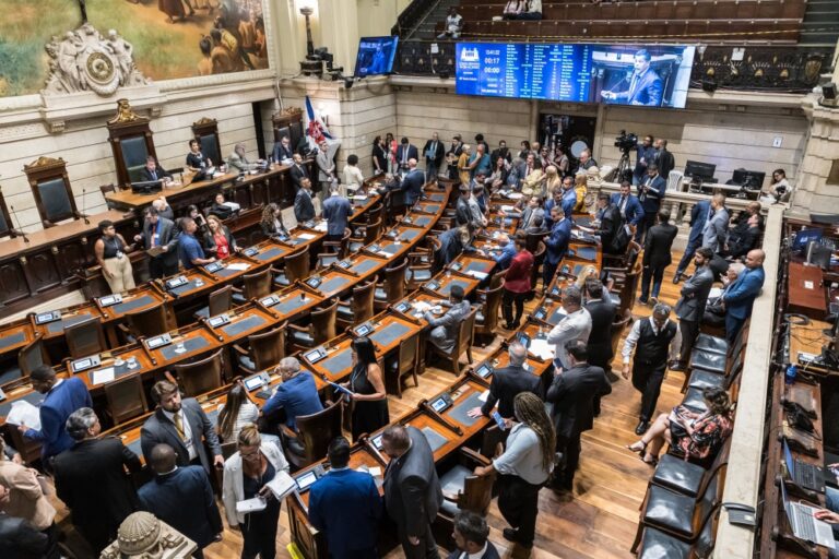 Presidente da Câmara Municipal do Rio de Janeiro, vereador Carlo Caiado, encerrando o ano de 2025 no plenário. Foto: Cícero Rodrigues / CMRJ