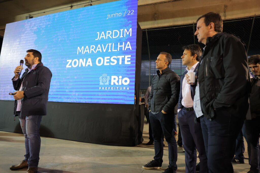 Na foto: Ao microfone,  Wanderson Santos (Secretaria Municipal de Infraestrutura), ao lado, o deputado Claudio Caiado (PSD), o vereador Carlo Caiado e o prefeito da cidade, Eduardo Paes