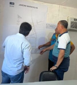Na foto: O vereador Carlo Caiado (PSD), junto à técnicos da prefeitura discutindo as novas estratégias para o bairro