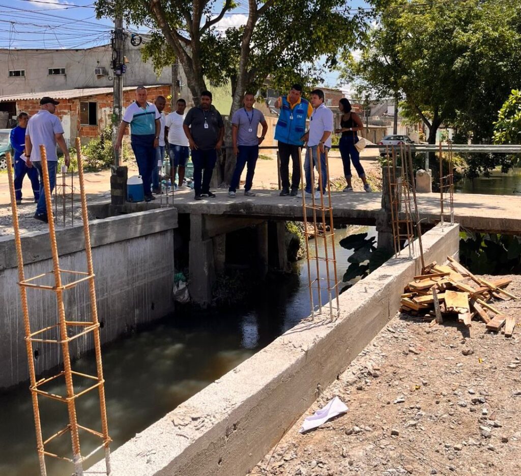 O vereador Carlo Caiado (PSD) visitando as obras de dragagem do Rio Cabuçu-Piraquê junto à técnicos e lideranças locais 