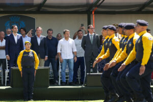 O vereador Carlo Caiado (PSD), acompanhado do prefeito e vice-prefeito do Rio de Janeiro, Eduardo Paes (PSD) e Eduardo Cavaliere (PSD) na formatura da Força Municipal de Segurança. Foto: Luciola Villela/CMRJ