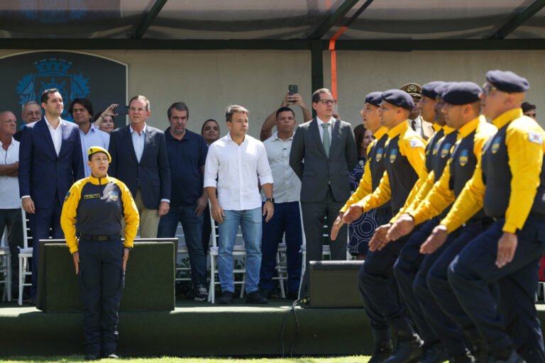 O vereador Carlo Caiado (PSD), acompanhado do prefeito e vice-prefeito do Rio de Janeiro, Eduardo Paes (PSD) e Eduardo Cavaliere (PSD) na formatura da Força Municipal de Segurança. Foto: Luciola Villela/CMRJ
