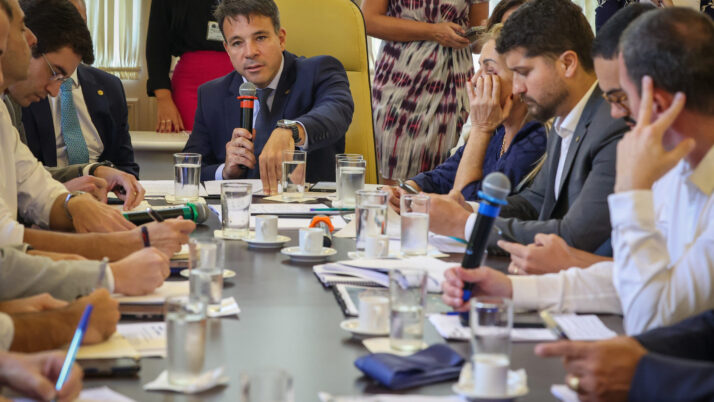 Caiado reúne vereadores e técnicos da prefeitura para discutir sobre a Praça Onze Maravilha