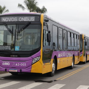 Caiado acompanha entrega dos primeiros ônibus do Sistema RIO em Santa Cruz